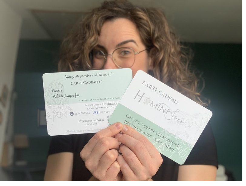 Flavia présentant les cartes cadeaux HominiSens