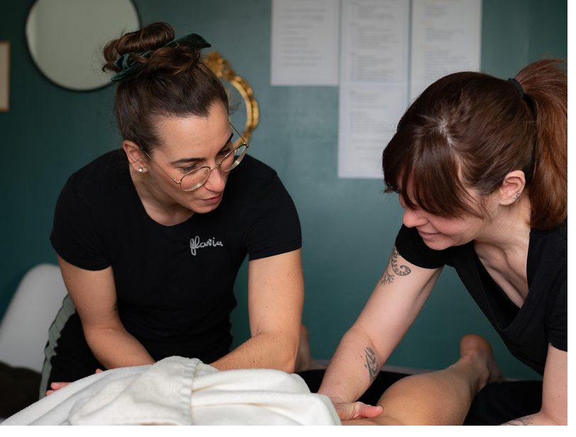 Apprentissage du massage à 4 mains lors d'une formation HominiSens
