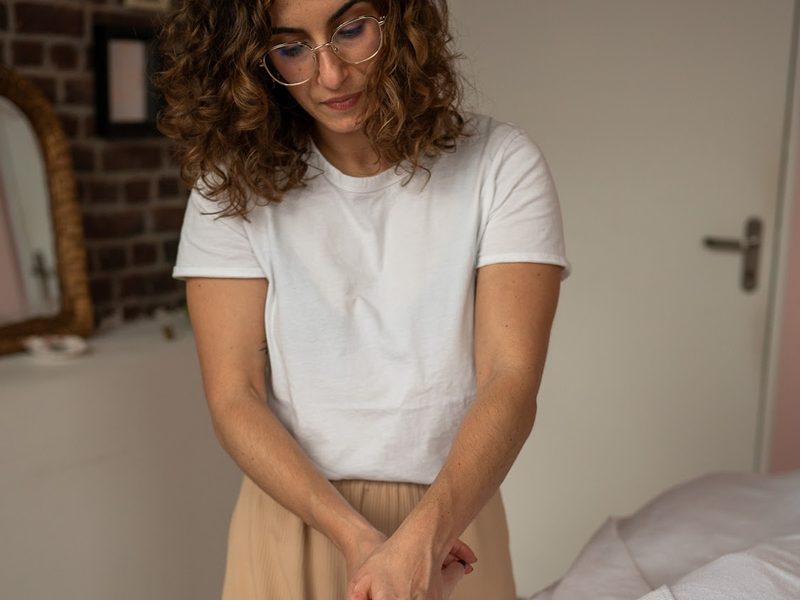 Flavia Piraino pratiquant un massage bien-être en cabinet HominiSens