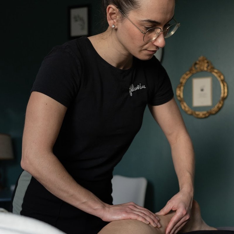 Massage Detox : manœuvres drainantes sur les jambes