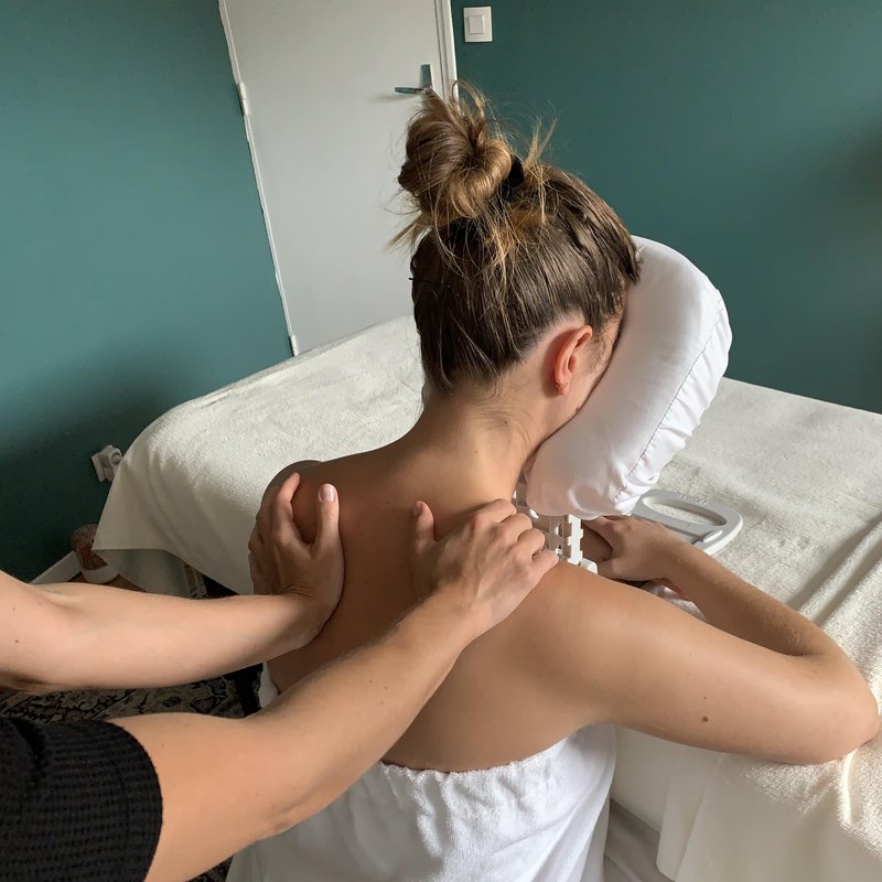 Massage relaxant du buste : détente des épaules et de la nuque en position assise