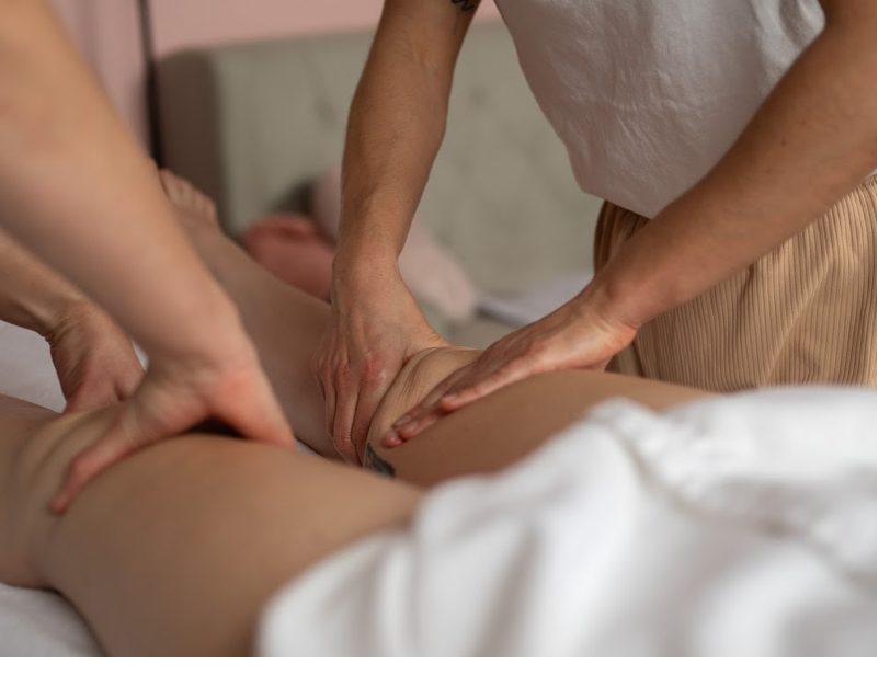 Massage à 4 mains : deux praticiennes en synchronisation