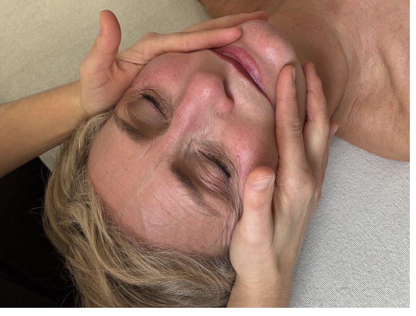 Massage sculptural face lifting du visage
