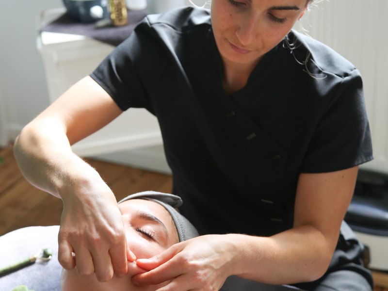 Massage Kobido : travail précis du visage de la massée, Gua Sha et rouleau de jade