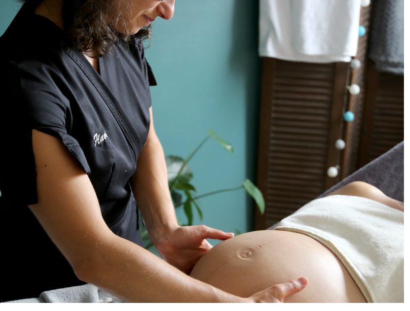 Massage prénatal du ventre de la future maman