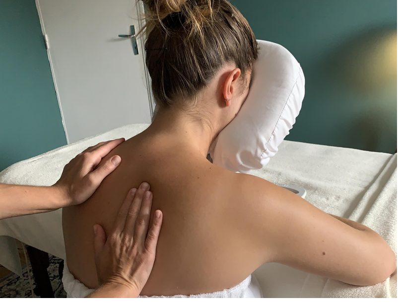 Massage relaxant du buste, de la nuque et des épaules